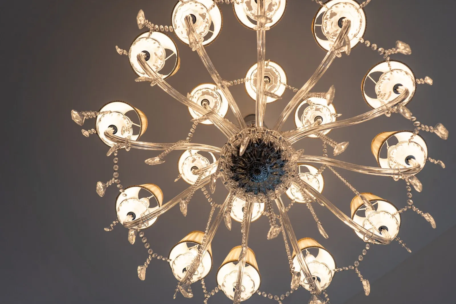 Un lustre en cristal vu d'en dessous