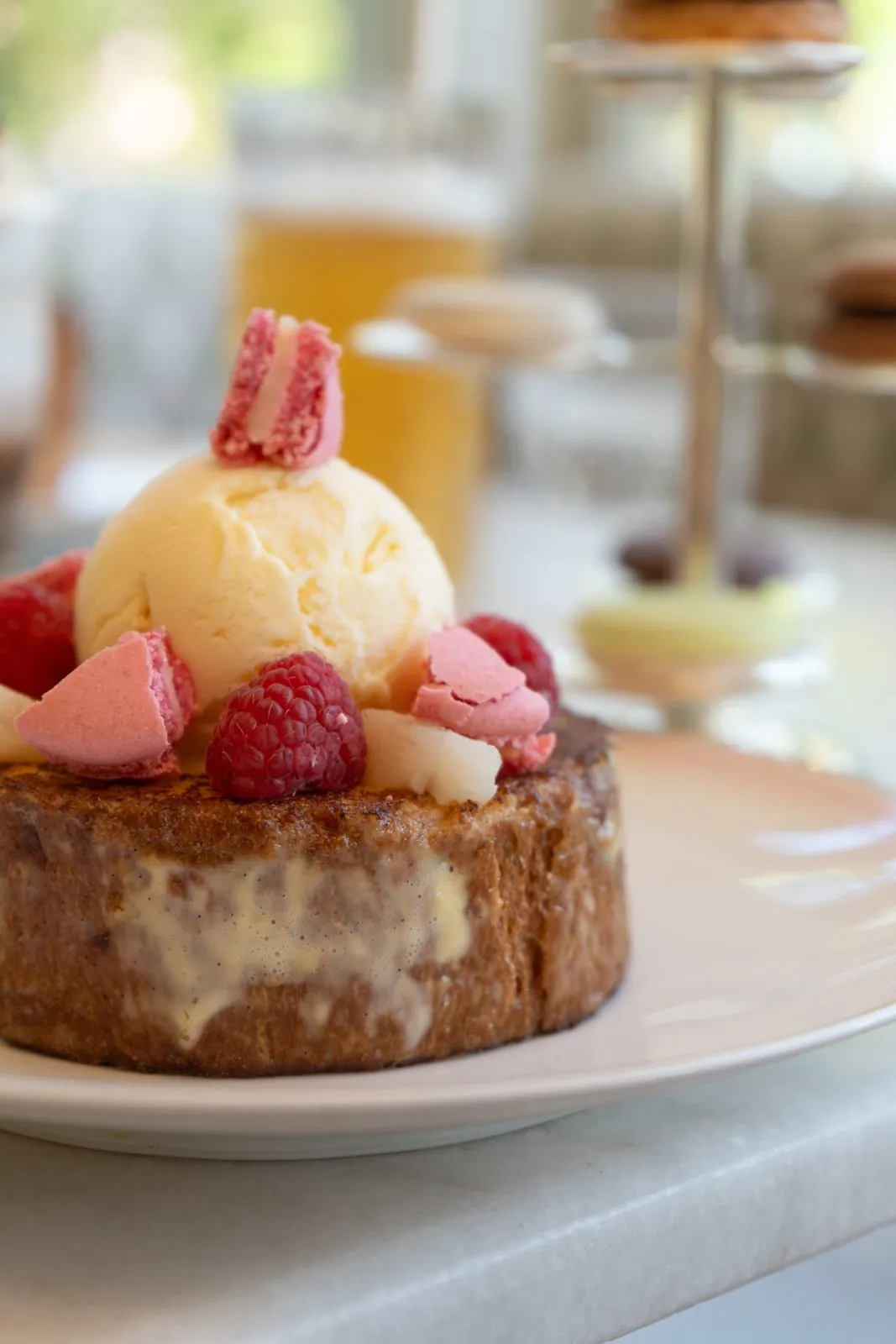 Pâtisserie aux framboises et glace